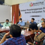 Suasana ketika Bawaslu Tuban memaparkan evaluasi kinerja pengawasan pascapilkada.