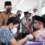 Bupati Baddrut Tamam bersama Forkopimda menyaksikan pengasuh ponpes melakukan vaksinasi langsung di depan santrinya dan masyarakat umum saat peresmian Pesantren Tangguh Bencana (Santana).