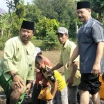 Kades Robet bersama Anggota DPRD H Ahmad Sholeh.