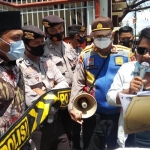 Sejumlah warga saat orasi di depan kantor DPRD Kabupaten Pamekasan.