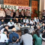 Ratusan massa aksi yang tergabung dalam Himpunan Mahasiswa Islam di Bangkalan saat demo di kantor pemerintah daerah setempat.