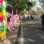 Pedagang pernak-pernik kemerdekaan di sekitar monumen Arek Lancor.