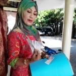 ?Anggota Komisi III DPRD Kota Mojokerto Hardyah Santi menunjukkan bukti kwitansi pungutan SMPN 2. foto:yudi eko purnomo/BANGSAONLINE