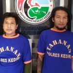 Kedua pengedar sabu, Jemi dan Irfan, diamankan di Mapolres Kediri. Foto: Ist.