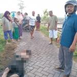 Warga Jatisari Balongbendo menemukan seorang pria bersimbah darah di jalan paving menuju area persawahan.