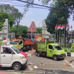 Petugas DLHK Sidoarjo membersihkan sampah yang dibuang pendemo di depan Pendapa Delta Wibawa, Rabu (20/12/2023). Foto: Ist.