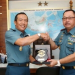 Serah terima cinderamata di sela acara kunjungan.