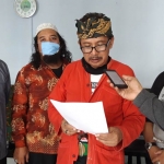 Ketua Lesbumi PCNU Kabupaten Kediri, H. Abu Muslich (pegang kertas) saat membacakan Pakta Integritas Lesbumi PCNU Kabupaten Kediri. foto: MUJI HARJITA/ BANGSAONLINE