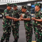 Pangkoarmada II Sambut Kedatangan Panglima TNI di Lanud Abdul Rahman Saleh.