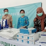 Penyerahan bantuan APD dan suplemen dari PT Realfood Winta Asia kepada RSUD Sosodoro Djatiekoesomo.