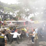 Aksi dorong mendorong antara pengunjuk rasa dan pihak aparat keamanan saat sispam. foto: IWAN/ BANGSAONLINE