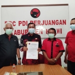 Dwi Riyanto Jatmiko, Ketua DPC PDIP Ngawi saat menunjukkan rekom dari DPP terkait penunjukan Heru Kusnindar sebagai Ketua DPRD Ngawi.