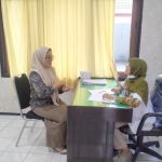 Salah satu anggota DPRD Trenggalek saat mengikuti pemeriksaan kesehatan