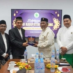 Ketua Umum MUI Gresik bersama pengurus  saat menerima kunjungan Ketua MUI Jombang serta rombongan. Foto: Ist