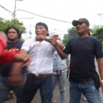 Dua pelaku penganiayaan (berbaju putih dan bertopi hitam) ditangkap Polrestabes Surabaya.