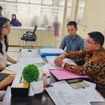 Pemeriksaan pemohon kewarganegaraan di Kanwil Kemenkumham Jatim. Foto: humas kemenkumham jatim