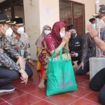 TERJUN LANGSUNG: Bupati Muhdlor dan Wabup Subandi membagikan sembako ke warga lansia, di Desa Ganting Gedangan, Kamis (29/7/2021). foto: istimewa