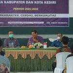 
Wali Kota Kediri Abdullah Abu Bakar (tengah) saat membagikan kisah inspiratifnya kepada peserta Latihan Dasar Kepemimpinan Siswa (LDKS) himpunan musyawarah OSIS Kabupaten dan Kota Kediri. (Ist). 