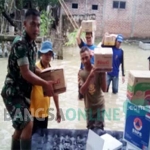 Penyaluran bantuan korban banjir Mojokerto.