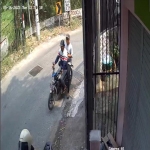 Dua pelaku jambret yang terekam CCTV.