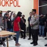 Orang tua kandung balita korban penganiayaan saat menjemput anaknya di Rumah Sakit Pusdik Bhayangkara Porong pada Sabtu (3/6/2023) sekitar pukul 22.00 WIB.