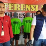 Dua pelaku pembunuhan Sekdes Tuban saat pers rilis di Polres Tuban.