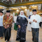 Gubernur Khofifah saat berkunjung ke keluarga ndalem Syaikhona Kholil, usai melakukan ziarah. (Ist)