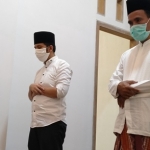 Wakil Gubernur Jawa Timur Dr Emil Elestianto Dardak (kiri) saat ikut salat jamaah salat hajat di kediaman Gus Muhib-Ning Ima di lingkungan Pondok Pesantren Amanatul Ummah Jalan Siwalankerto Utara Surabaya, Kamis (16/4/2020). Foto: MA/BANGSAONLINE.COM