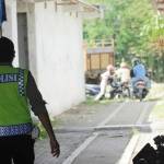 Polisi tampak sedang mengejar pelajar yang melakukan konvoi kelulusan sekolah di Baureno, Bojonegoro, tahun lalu. foto: dok/eky nurhadi/ BANGSAONLINE