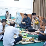 Kapolres Gresik AKBP Ramadhan Nasution saat menghadiri halalbihalal di kediaman Bupati Fandi Akhmad Yani. Foto: Ist.