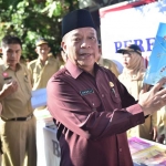 Bupati Fadeli menunjukkan buku Mapel Anti Korupsi.