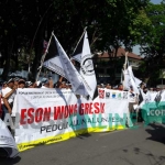 Aksi ratusan massa yang terdiri dari PKL Alun-Alun dan Ormas saat demo di kantor DPRD Gresik. foto: SYUHUD/ BANGSAONLINE