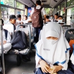 Antusias siswa-siswi saat pergi ke sekolah dengan dijemput bus gratis. foto: ARDIANZAH/BANGSAONLINE