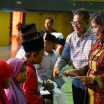 Pj Wali Kota Kediri, Zanariah, saat menyerahkan santunan kepada anak yatim. Foto: Ist