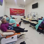 Para pegawai Imigrasi Malang saat mengikuti donor darah.