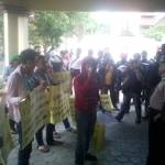 ?

Pendemo saat orasi di depan KPPT Bangkalan. Foto:imam hambali/BANGSAONLINE