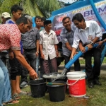 Direktur Enjinering dan Proyek Semen Indonesia Gatot Kustyadji (berkemeja putih) saat menyerahkan bantuan untuk korban gempa Aceh. foto: SYUHUD/ BANGSAONLINE