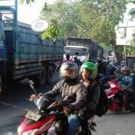 Salah satu sudut pemandangan di Gresik Jawa Timur. Truk-truk parkir di pinggir jalan. Akibatnya jalan raya macet dan semrawut. Apalagi jalan raya di Gresik sempit. foto: bangsaonline/suhud almanfaluty