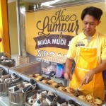 Kue lumpur muda-mudi jaya saat diolah.