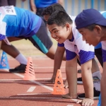 Para atlet bersiap di garis start dalam kejuaraan cabang atletik lari dengan wajah penuh optimisme dan semangat. (Ist)