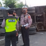 Petugas saat melakukan evakuasi di lokasi kejadiain.