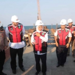 Gubernur Khofifah saat meninjau perpanjangan dermaga 2 di Pelabuhan Probolinggo.