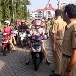 ?Petugas Satpol PP memeriksa ASN saat keluar jam kantor. Foto: SYUHUD A/BANGSAONLINE
