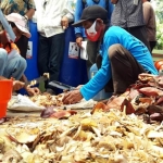 Peserta pelatihan saat mempraktikkan cara pembuatan pupuk organik. (foto: MUJI HARJITA/ BANGSAONLINE