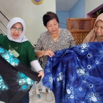 Batik ikat kontemporer Galuh Surabayan.