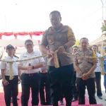 Kapolres Bangkalan AKBP Boby P. Tambunan meggunting pita tanda peresmian Graha Endra Dharmalaksana Satuan Penyelenggaraan Administrasi SIM Polres Bangkalan. foto: FAUZI/ BANGSAONLINE