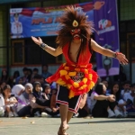 Salah satu tarian tradisional dari siswa dalam MPLS SMAN 2 Batu.