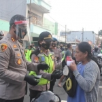 Jajaran Polres Blitar Kota dan Kodim 0808 turun ke pasar-pasar tradisional untuk memberi imbauan dan mendisiplinkan pedagang dan pembeli yang tak bermasker.