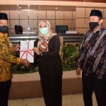 Bupati Fadeli bersama Wakil Ketua DPRD Lamongan Retno Wardani dan Khusnul Aqib. (foto: ist)