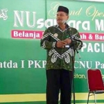 Ketua PCNU Pacitan KH Mahmud saat tilik warga bersama Bupati Indartato di Kecamatan Ngadirojo dan Sudimoro, Selasa (10/9).